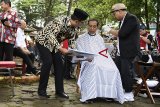 Presiden Joko Widodo (tengah) berbincang dengan Gubernur Jawa Barat Ridwan Kamil (kiri) disela-sela mengikuti potong rambut massal di area wisata Situ Bagendit, Garut, Jawa Barat, Sabtu (19/1/2019). ANTARA JABAR/Puspa Perwitasari/agr. 