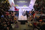 Sejumlah model memperagakan busana pengantin karya Paguyuban Perias Pantura saat Pameran Pernikahan Tradisional di Surabaya, Jawa Timur, Jumat (11/1/2019). Peragaan busana pengantin tersebut merupakan salah satu rangkaian pameran perlengkapan pernikahan tradisional (Traditional Wedding) yang berlangsung hingga 13 Januari 2019. Antara Jatim/Moch Asim/zk