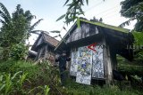 Pengunjung memperhatikan karya seni yang di pamerkan di alam terbuka di Dago Pojok, Bandung, Jawa Barat, Selasa (8/1/2019). Pameran tunggal karya Bambang Trisunu dengan judul 