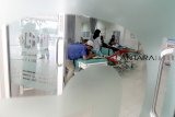 Pasien menunggu penanganan medis penyakit Demam Berdarah Dengue (DBD) diruang Unit Gawat Darurat (UGD), Rumah Sakit Umum Daerah Cibinong, Bogor, Jawa Barat, Rabu (30/1/2019). Bupati Bogor Ade Yasin menyatakan sampai hari ini total pasien DBD di Kabupaten Bogor ada peningkatan dari 113 kasus  pada minggu ketiga, kini sudah mencapai 231 orang dan lima orang diantaranya meninggal dunia. ANTARA JABAR/Yulius Satria Wijaya/agr. 