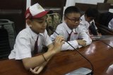 Siswa SD Qurrata Ayun mengikuti pembelajaran luar kelas di ruang rapat Gedung DPRD, Malang, Jawa Timur, Senin (21/1/2019). Kegiatan yang diikuti 60 siswa tersebut bertujuan mengenalkan fungsi dan tugas lembaga legeslatif kepada para pelajar. Antara Jatim/Ari Bowo Sucipto/ZK.