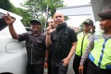 Polisi mengawal musisi Ahmad Dhani (tengah) yang menjalani proses Pelimpahan Tahap II di Kejaksaan Negeri Surabaya, Jawa Timur, Kamis (17/1/2019). DitreskrimsusÂ Polda Jawa Timur menyerahkan barang bukti serta tersangka Ahmad Dhani atas kasus dugaan pencemaran nama baik dengan jeratan Undang-Undang Informasi dan Transaksi Elektronik (ITE) ke Kejari Surabaya namun terhadap tersangka tidak dilakukan penahanan. Antara Jatim/Didik Suhartono/ZK