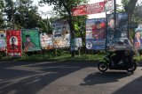Pengendara sepeda motor melintas di depan sejumlah alat peraga kampanye (APK) yang terpasang di pinggir jalan di Kota Kediri, Jawa Timur, Senin (7/1/2019). Meskipun petugas Satuan Polisi Pamong Praja telah melakukan penertiban secara berkelanjutan, banyak APK yang menyalahi aturan pemasangan masih terus bermunculan di sejumlah titik. Antara Jatim/Prasetia Fauzani/ZK