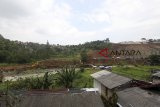 Aktivitas pembangunan Bendungan Ciawi-Sukamahi di Bogor, Jawa Barat, Selasa (8/1/2019).  Presiden Joko Widodo menyatakan pembangunan Bendungan Ciawi-Sukamahi ditargetkan selesai pada 2019 mendatang untuk mengatasi banjir di Jakarta. Bendungan tersebut merupakan bagian dari pembangunan 49 bendungan baru di era pemerintahan Presiden Joko Widodo dan Wakil Presiden Jusuf Kalla. ANTARA JABAR/Yulius Satria Wijaya/agr. 