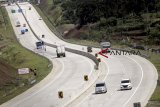 Sejumlah kendaraan melintas di jalan Tol Bogor, Ciawi, Sukabumi (Bocimi) seksi I yang telah beroperasi di Ciawi, Bogor, Jawa Barat,  Kamis (3/1/2019). PT Waskita Karya (Persero) menargetkan pembebasan lahan Tol Bocimi seksi II-IV rampung pada pertengahan 2019 mendatang. Kepastian lahan ini akan membuat perseroan bisa menyelesaikan konstruksi hingga Sukabumi di pertengahan 2020. ANTARA JABAR/Yulius Satria Wijaya/agr.