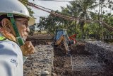 Pekerja memeriksa pemasangan pondasi pembuatan jembatan di Jalur Pantura Jakarta - Cirebon, Subang, Jawa Barat, Rabu (09/01/2019). Jembatan tersebut digunakan untuk akses jalan ke pelabuhan patimban dan ditargetkan selesai pada Mei 2019. ANTARA JABAR/M Ibnu Chazar/agr. 