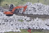 Sejumlah pekerja menyelesaikan pembuatan batu pemecah ombak jenis tetrapod di Desa Gampong Teungoh, Kecamatan Samatiga, Aceh Barat, Aceh, Minggu (20/1/2019). Batu pemecah ombak jenis tetrapod merupakan sebuah struktur beton berkaki empat yang berfungsi sebagai unit pelindung pada gelombang untuk mengurangi erosi dan abrasi pantai. (Antara Aceh/Syifa Yulinnas)
