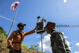 Sejumlah petugas SAR gabungan memeriksa alat pendeteksi getaran atau Elwasi (Eling Waspada Lan Siaga) di puncak area tanah longsor, Desa Sirnaresmi, Cisolok, Kabupaten Sukabumi, Jawa Barat, Jumat (04/01/2019). Alat Elwasi yang dipasang pada tanggal (03/01/2019) tersebut untuk memantau kondisi tanah jika terjadi pergerakan. ANTARA JABAR/Nurul Ramadhan/agr. 