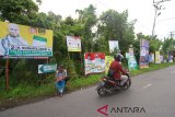 Pengendara sepeda motor melintas di depan sejumlah alat peraga kampanye (APK) yang terpasang di pinggir jalan Sungai Andai, Banjarmasin, Kalimantan Selatan, Selasa (22/1/2019). Memasuki tahapan pemilu sosialisasi Pada 17 Agustus 2017 hingga 14 April 2019 hampir Setiap pertigaan, perempatan dan tempat-tempat strategis di Kota Banjarmasin kini banyak dijumpai alat peraga kampanye (APK) yang terpasang.Foto Antaranews Kalsel/Bayu Pratama S.