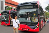 Warga berswafoto di depan Suroboyo Bus di halaman Balai Kota Surabaya, Jawa Timur, Jumat (4/1/2019). Pemerintah Kota Surabaya menambahkan 10 Suroboyo Bus yang totalnya menjadi 18 Suroboyo Bus dan dua bus bertingkat (double decker) sebagai sarana transportasi massal. Antara Jatim/Didik Suhartono/ZK.