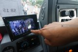 Petugas menunjukkan layar monitor rekaman dari kamera CCTV Suroboyo Bus di halaman Balai Kota Surabaya, Jawa Timur, Jumat (4/1/2019). Pemerintah Kota Surabaya menambahkan 10 Suroboyo Bus yang totalnya menjadi 18 Suroboyo Bus dan dua bus bertingkat (double decker) sebagai sarana transportasi massal. Antara Jatim/Didik Suhartono/ZK.