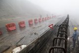 Pekerja menyelesaikan proyek penanggulangan longsor di Puncak Pass, Kabupaten Cianjur, Jawa Barat, Kamis (17/1/2019). Proyek penanggulangan longsor tersebut ditargetkan rampung pada pertengahan 2019 mendatang, guna mengantisipasi terjadinya longsor kembali yang kerap kali terjadi di musim hujan. ANTARA JABAR/Raisan Al Farisi/agr. 