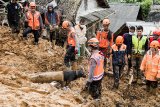 Petugas gabungan bersama anjing pelacak mencari korban yang tertimbun tanah longsor di kampung Cimapag, Desa Sirnaresmi, Kecamatan Cisolok, Kabupaten Sukabumi, Jawa Barat, Kamis (3/1/2019). Sebanyak dua anjing pelacak dikerahkan guna mencari korban yang masih tertimbun tanah longsor. ANTARA JABAR/M Agung Rajasa/agr. 