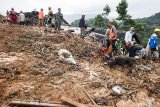 Petugas gabungan bersama anjing pelacak mencari korban yang tertimbun tanah longsor di kampung Cimapag, Desa Sirnaresmi, Kecamatan Cisolok, Kabupaten Sukabumi, Jawa Barat, Kamis (3/1/2019). Sebanyak dua anjing pelacak dikerahkan guna mencari korban yang masih tertimbun tanah longsor. ANTARA JABAR/M Agung Rajasa/agr. 