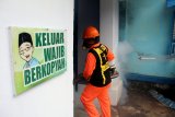 Petugas Dokpol RS Bhayangkara melakukan pengasapan (fogging) disalah satu pondok pesantren (Ponpes) di Blitar, Jawa Timur, Kamis (31/1). Kementrian Kesehatan RI menyatakan jika  jumlah kasus penderita Demam Berdarah Dengue (DBD) tertinggi di seluruh Indonesia berada di Provinsi Jawa Timur dengan sebanyak 2.660 kasus, 46 penderita meninggal dunia, dan tiga daerah jumlah terbanyak yakni Kabupaten Kediri dengan 271 kasus, Kabupaten Tulungagung dengan 249 kasus, dan Kabupaten Bojonegoro dengan 177 kasus. Antara Jatim/Irfan Anshori/ZK