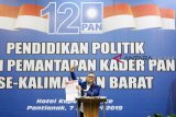 Ketua Umum PAN Zulkifli Hasan memperlihatkan contoh surat suara yang digunakan caleg untuk kampanye saat memberikan pendidikan politik dan pemantapan bagi kader PAN se-Kalbar di Pontianak, Senin (7/1/2019). Zulkifli Hasan mendorong kader PAN untuk membangun hubungan emosional dengan masyarakat untuk menimbulkan empati agar dapat terpilih dalam pemilu 2019 mendatang. ANTARA FOTO/Jessica Helena Wuysang
