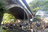 Sejumlah Aparatur Sipil Negara (ASN) di lingkungan kerja Pemerintah Kota Bogor mengikuti pengarahan Wali Kota Bogor Bima Arya di bawah kolong jembatan Jalak Harupat, Kelurahan Sempur, Kota Bogor, Jawa Barat, Senin (7/1/2019). Pengarahan pertama di awal tahun 2019 yang diikuti sejumlah kepala dinas dan lurah se-Kota Bogor tersebut membahas program kebersihan, kesehatan, lingkungan hidup dan normalisasi sungai Ciliwung. ANTARA JABAR/Arif Firmansyah/agr.