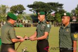 Pangdam Iskandar Muda (IM) Mayjen TNI Teguh Arief Indratmoko (kiri) menyerahkan piagam penghargaan kepada Danpok Bansus Denitel Kapten Inf Luki Pardianto, SE (tengah) di Banda Aceh, Aceh, Kamis (17/1/2019). (Antara Aceh/Irwansyah Putra)