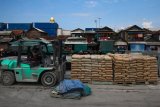 Petugas mengoperasikan alat berat mengangkut tumpukkan semen dari kereta api kargo di Stasiun Kalimas, Surabaya, Jawa Timur, Senin (21/1/2019). PT Kereta Api Indonesia (KAI) Daop 8 Surabaya mencatat telah mengangkut berbagai komiditi dan barang sebanyak 2.632.052 ton sepanjang tahun 2018, hal tersebut meningkat sebesar 5,86 persen dibandingkan tahun 2017 yang mencapai angka 2.486.425 ton. Antara Jatim/Didik Suhartono/ZK.