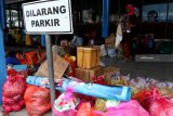 Calon penumpang kapal tujuan Kepulauan Madura tertahan di Pelabuhan Tanjung Wangi, Banyuwangi, Jawa Timur, Selasa (29/1/2019). KM Sabuk Nusantara 56 yang melayani rute pelayaran ke kepulauan Madura tersebut, tertunda sejak 22 januari akibat cuaca buruk yang terjadi di Laut Jawa dan sebagian Selat Bali bagian utara. Antara Jatim/Budi Candra Setya/ZK.