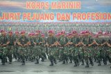 Sejumlah prajurit Korps Marinir bergegas ketika mengikuti Apel Khusus penyambutan Komandan Korps Marinir (Dankormar) yang baru Mayjen TNI (Mar) Suhartono di Bhumi Marinir Karangpilang, Surabaya, Jawa Timur, Jumat (4/1/2019). Mayjen TNI (Mar) Suhartono resmi menggantikan Mayjen TNI (Mar) Bambang Suswantono yang menjabat sebagai Asisten Potensi Maritim Kepala Staf TNI Angkatan Laut (Aspotmar KSAL). Antara Jatim/M Risyal Hidayat/ZK.