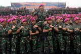 Komandan Korps Marinir (Dankormar) yang baru Mayjen TNI (Mar) Suhartono (tengah) dibopong prajurit ketika foto bersama usai Apel Khusus di Bhumi Marinir Karangpilang, Surabaya, Jawa Timur, Jumat (4/1/2019). Mayjen TNI (Mar) Suhartono resmi menggantikan Mayjen TNI (Mar) Bambang Suswantono yang menjabat sebagai Asisten Potensi Maritim Kepala Staf TNI Angkatan Laut (Aspotmar KSAL). Antara Jatim/M Risyal Hidayat/ZK.