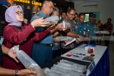 Sejumlah petugas menunjukkan benih lobster yang hendak diselundupkan dari Bandara Juanda saat rilis di Mako Lanudal Juanda Surabaya, Sidoarjo, Jawa Timur, Jumat (18/1/2019). Satuan Tugas Pengamanan (Satgas Pam) Bandara Internasional Juanda bekerja sama dengan Otoritas Bandara Juanda berhasil menggagalkan penyelundupan 14 roll plastik yang berisi benih lobster 3656 ekor dalam keadaan hidup yang akan dikirim ke Singapura. Antara Jatim/Umarul Faruq/ZK