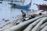 Nelayan menyiapkan bambu untuk memperbaiki bagan yang rusak di Pantai Desa Montok, Pamekasan, Jawa Timur, Rabu (23/01/2019). Dalam tiga hari terakhir nelayan di daerah itu tidak melaut menyusul angin dan ombak besar. Antara Jatim/Saiful Bahri/ZK.