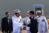 Kepala Staf Angkatan Laut Laksmana TNI Siwi Sukma Adji  (kedua kanan) menerima miniatur KRI Semarang 594 dari Direktur Utama PT PAL Indonesia Budiman Saleh (kedua kanan) saat prosesi serah terima kapal tersebut di Dermaga Divisi Kapal Niaga, PT PAL Indonesia, Kawasan Ujung Tanjung Perak, Surabaya, Jawa Timur, Senin (21/1/2019). Kapal perang rumah sakit buatan PT PAL tersebut telah dilengkapi sejumlah fasilitas kesehatan seperti ruang operasi, ruang rawat dan fasilitas kesehatan lainnya yang diharapkan dapat memperkuat armada militer untuk mendukung tugas nonmiliter. ANTARA FOTO/Zabur Karuru