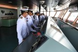 Sejumlah prajurit KRI Semarang 594 beraktivitas di ruang kemudi KRI Semarang 594 seusai serah terima dan peresmian KRI tersebut di Dermaga Divisi Kapal Niaga, PT PAL Indonesia, Kawasan Ujung Tanjung Perak, Surabaya, Jawa Timur, Senin (21/1/2019). Kapal perang rumah sakit buatan PT PAL itu telah dilengkapi sejumlah fasilitas kesehatan seperti ruang operasi, ruang rawat dan fasilitas kesehatan lainnya yang diharapkan dapat memperkuat armada militer untuk mendukung tugas nonmiliter. Antara Jatim/Zabur Karuru