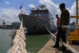 Seorang pengunjung mengambil gambar KRI Semarang 594 seusai serah terima dan peresmian KRI tersebut di Dermaga Divisi Kapal Niaga, PT PAL Indonesia, Kawasan Ujung Tanjung Perak, Surabaya, Jawa Timur, Senin (21/1/2019). Kapal perang rumah sakit buatan PT PAL itu telah dilengkapi sejumlah fasilitas kesehatan seperti ruang operasi, ruang rawat dan fasilitas kesehatan lainnya yang diharapkan dapat memperkuat armada militer untuk mendukung tugas nonmiliter. Antara Jatim/Zabur Karuru