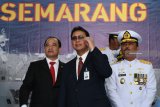 Kepala Staf Angkatan Laut Laksmana TNI Siwi Sukma Adji  (kanan) bersama Direktur Utama PT PAL Indonesia Budiman Saleh (tengah) dan Mantan Kasal Laksamana TNI (Purn) Ade Supandi (kiri) saling berbincang ketika meninjau  KRI Semarang 594 seuasai prosesi serah terima dan peresmian KRI tersebut di Dermaga Divisi Kapal Niaga, PT PAL Indonesia, Kawasan Ujung Tanjung Perak, Surabaya, Jawa Timur, Senin (21/1/2019). Kapal perang rumah sakit buatan PT PAL itu telah dilengkapi sejumlah fasilitas kesehatan seperti ruang operasi, ruang rawat dan fasilitas kesehatan lainnya yang diharapkan dapat memperkuat armada militer untuk mendukung tugas nonmiliter. Antara Jatim/Zabur Karuru