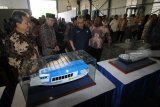 Dirjen Kelembagaan Iptek dan Dikti Kemenristekdikti Patdono Suwignjo (ketiga kiri), Wakil Bupati Berau Agus Tantomo (kedua kiri) dan Rektor Institut Teknologi Sepuluh Nopember (ITS) Joni Hermana (kiri) melihat desain kapal karya mahasiswa di sela-sela peresmian Science and Technopark (STP) ITS di Surabaya, Jawa Timur, Kamis (17/1/2019). Peresmian STP ITS tersebut untuk mendukung inovasi dan komersialisasi teknologi, pengembangan kreasi usaha dan ekonomi dari hasil hilirisasi riset oleh dosen dan mahasiswa dalam bidang otomotif, kemaritiman, industri kreatif, permukiman dan lingkungan, ICT serta Nano Teknologi. Antara Jatim/Moch Asim/ZK