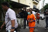 Tersangka muncikari berinisial ES dikawal petugas usai menjalani pemerikasaan di Subdit V Siber Ditreskrimsus Polda Jatim di Surabaya, Jawa Timur, Senin (28/1/2019). ES merupakan salah satu pelaku yang telah ditetapkan sebagai tersangka oleh Polda Jatim dalam kasus prostitusi daring yang melibatkan artis dan sejumlah model. Antara Jatim/Moch Asim/ZK.