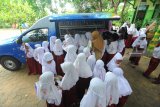 Siswa antre meminjam koleksi buku perpustakaan keliling di SDN Kowel 3 Pamekasan, Jawa Timur, Selasa (8/01/2019). Guna meningkatkan minat baca masyarakat, Perpustakaan keliling secara terjadwal mendatangi sejumlah sekolah-sekolah, pesantren dan masyatakat pedesaan di kabupaten itu. Antara Jatim/Saiful Bahri/ZK