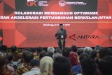 Gubernur Jawa Barat Ridwan Kamil memberikan kata sambutan pada acara pertemuan tahunan industri jasa keuangan  di Aula Barat Gedung Sate, Bandung, Jawa Barat, Senin (21/1/2019). Pertemuan tersebut sebagai bentuk komunikasi OJK dengan 