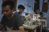 Pekerja menyelesaikan proses jahitan di Industri konveksi rumahan di Cibiru, Kabupaten Bandung, Jawa Barat, Selasa (15/1/2019). Pemerintah telah menetapkan plafon Kredit Usaha Rakyat (KUR) di 2019 sebesar Rp 140 triliun atau naik dari plafon pada 2018 yang hanya sebesar Rp 123,8 triliun. ANTARA JABAR/Raisan Al Farisi/agr. 