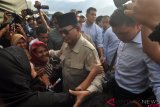 Calon Presiden nomor urut 02, Prabowo Subianto (tengah) mengunjungi pengungsi korban bencana gempa, tsunami dan likuifaksi di lokasi pengungsian Kabupaten Sigi, Sulawesi Tengah, Selasa (8/1/2019). Selain bersilaturahmi serta melihat kondisi pengungsi, Prabowo juga menghadiri pelaksanaan temu kader, relawan dan simpatisan yang digelar di Kota Palu. ANTARA FOTO/Mohamad Hamzah/foc.