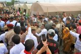     Calon Presiden nomor urut 02, Prabowo Subianto (tengah) mengunjungi pengungsi korban bencana gempa, tsunami dan likuifaksi di lokasi pengungsian Kabupaten Sigi, Sulawesi Tengah, Selasa (8/1/2019). Selain bersilaturahmi serta melihat kondisi pengungsi, Prabowo juga menghadiri pelaksanaan temu kader, relawan dan simpatisan yang digelar di Kota Palu. ANTARA FOTO/Mohamad Hamzah/foc.