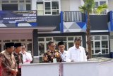 Presiden RI Joko Widodo (kanan) dengan disaksikan Mensesneg Pramono Anung (ketiga kanan), Gubernur Jatim Soekarwo (kiri) dan Plt Bupati Tulungagung Maryoto Bhirowo (ketiga kanan), menandatangani prasasti peresmian 3 unit rusunawa dan 1 unit jembatan lingkar Ngujang II di halaman kampus STKIP Tulungagung, Jawa Timur, Jumat (4/1). Presiden Jokowi mengatakan, selama kurun 2018 pemerintah telah membangun 300 rumah susun (rusun) dengan 45 di antaranya berada di Jawa Timur, terbanyak dibanding daerah-daerah lain. Antara Jatim/Destyan Sujarwoko/ZK.