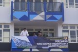 Presiden RI Joko Widodo (kiri) meninjau bangunan rumah susun mahasiswa di dalam kompleks kampus STKIP Tulungagung, Jawa Timur, Jumat (4/1). Presiden Jokowi mengatakan, selama kurun 2018 pemerintah telah membangun 300 rumah susun (rusun) dengan 45 di antaranya berada di Jawa Timur, terbanyak dibanding daerah-daerah lain. Antara Jatim/Destyan Sujarwoko/ZK.