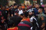 Presiden Joko Widodo berbincang dengan seniman Reog Ponorogo saat melakukan kunjungan kerja (kunker) di Alun-alun Ponorogo, Jawa Timur, Jumat (4/1/2019). Dalam kunjungan kerjanya di Ponorogo, Presiden Joko Widodo meninjau proyek pembangunan Waduk Bendo dan menyerahkan sertifikat tanah untuk rakyat. Antara Jatim/Siswowidodo/ZK.