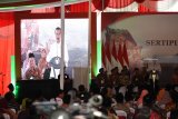 Presiden Joko Widodo memberikan pengarahan saat penyerahan sertifikat tanah untuk rakyat dalam rangkaian kunjungan kerja (kunker) di Alun-alun Ponorogo, Jawa Timur, Jumat (4/1/2019). Dalam kunjungan kerjanya di Ponorogo, Presiden Joko Widodo meninjau proyek pembangunan Waduk Bendo dan menyerahkan sertifikat tanah untuk rakyat. Antara Jatim/Siswowidodo/ZK.