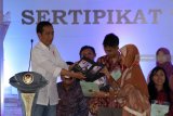 Presiden RI Joko Widodo berbincang dengan perwakilan warga penerima sertifikat tanah saat penyerahan sertifikat untuk rakyat di Pendopo Sasana Adhi Praja, Blitar, Jawa Timur, Rabu (3/1/2019). Penyerahan 2.500 sertifikat kepada warga didaerah itu merupakan bagian dari program pemerintah dalam hal penerbitan sertifikat bagi takyat yang pada tahun 2019 ini ditargetkan sebanyak 9 juta sertifikat lagi dirampungkan. Antara Jatim/Irfan Anshori/ZK.