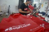 Penjahit mengerjakan pembuatan tas belanja guna ulang dari bahan parasut pengganti kantong plastik di industri rumahan Kampung Semplak RT 01/03, Kelurahan Bubulak, Kota Bogor, Jawa Barat, Rabu (9/1/2019). Produksi tas belanja guna ulang tersebut mengalami peningkatan sejak diberlakukannya aturan larangan penggunaan kantong plastik dari biasanya 1000 tas per bulan menjadi 5000 tas perbulan untuk memenuhi pesanan ke sejumlah daerah di Jakarta, Bogor, Banten, Kalimantan, Sulawesi, Maluku dan Medan. ANTARA JABAR/Arif Firmansyah/agr. 