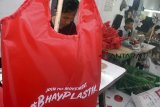 Penjahit mengerjakan pembuatan tas belanja guna ulang dari bahan parasut pengganti kantong plastik di industri rumahan Kampung Semplak RT 01/03, Kelurahan Bubulak, Kota Bogor, Jawa Barat, Rabu (9/1/2019). Produksi tas belanja guna ulang tersebut mengalami peningkatan sejak diberlakukannya aturan larangan penggunaan kantong plastik dari biasanya 1000 tas per bulan menjadi 5000 tas perbulan untuk memenuhi pesanan ke sejumlah daerah di Jakarta, Bogor, Banten, Kalimantan, Sulawesi, Maluku dan Medan. ANTARA JABAR/Arif Firmansyah/agr. 