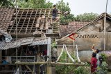 Warga memperbaiki atap rumahnya yang rusak akibat angin puting beliung di Kampung Pasirpeuti, Sukaluyu, Kabupaten Cianjur, Jawa Barat, Sabtu (12/01/2019). Angin puting beliung yang melanda di wilayah Kecamatan Sukaluyu pada Jumat (11/1) sore tersebut membuat 51 rumah rusak. ANTARA JABAR/Nurul Ramadhan/agr. 