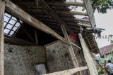 Warga memperbaiki rumahnya yang rusak akibat angin puting beliung di Kampung Pasirpeuti, Sukaluyu, Kabupaten Cianjur, Jawa Barat, Sabtu (12/01/2019). Angin puting beliung yang melanda di wilayah Kecamatan Sukaluyu pada Jumat (11/1) sore tersebut membuat 51 rumah rusak. ANTARA JABAR/Nurul Ramadhan/agr. 