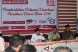 Ketua Komisi Independen Pemilihan (KIP) Aceh, Syamsul Bahri (tengah) didampingi komisioner, Akmal Abzal (kanan) dan Munawarsyah (kiri) memberikan penjelasan saat rapat koordinasi Pembentukan Relawan Demokrasi Pemilihan Umum tahun 2019 yang dihadiri anggota KIP seluruh kabupaten/kota di Banda Aceh, Senin (14/1/2019). KIP Aceh akan merekrut sebanyak 1.265 lebih relawan di seluruh Aceh yang bertugas mensosialisasikan pemilu dengan sasaran mengajak masyarakat menggunakan hak pilihnya pada pemilu April 2019. (Antara Aceh/Ampelsa)