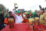 Wali Kota Banjarmasin Ibnu Sina mengangkat Piala Adipura yang di arak di ruas jalan Kota Banjarmasin, Kalimantan Selatan, Selasa (15/1/2019).Kota Banjarmasin berhasil meraih Piala Adipura untuk ke-4 kalinya  atas prestasi nya mewujudkan kota yang bersih dan nyaman.Foto Antaranews kalsel/Bayu Pratama S.